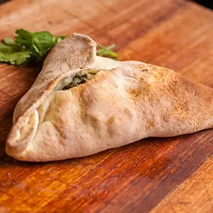 imagen de empanada armenia de espinaca cebolla y muzarella
