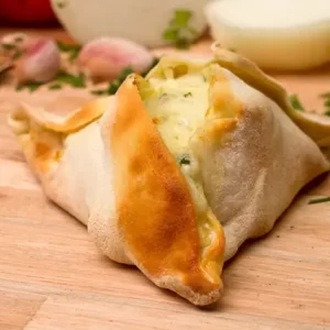 imagen de empanada armenia de 3 quesos horneada a horno de leña