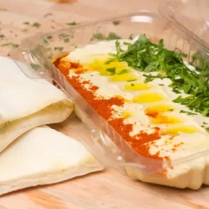 porcion de hummus, pure de garbanzo armenio con pan de pita